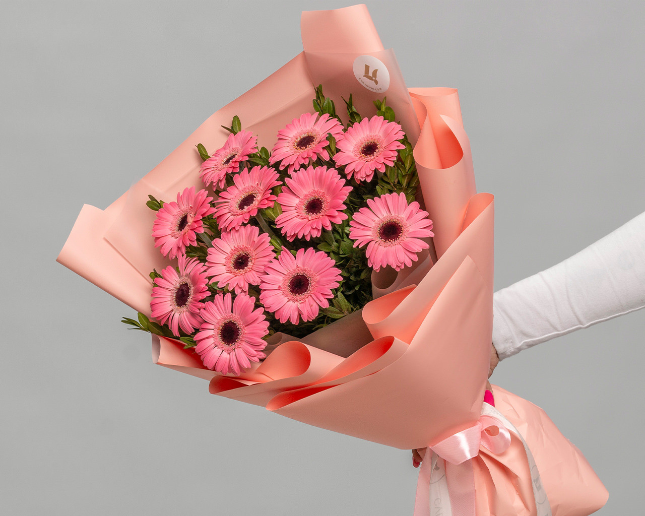 11 розовых роз с зеленью