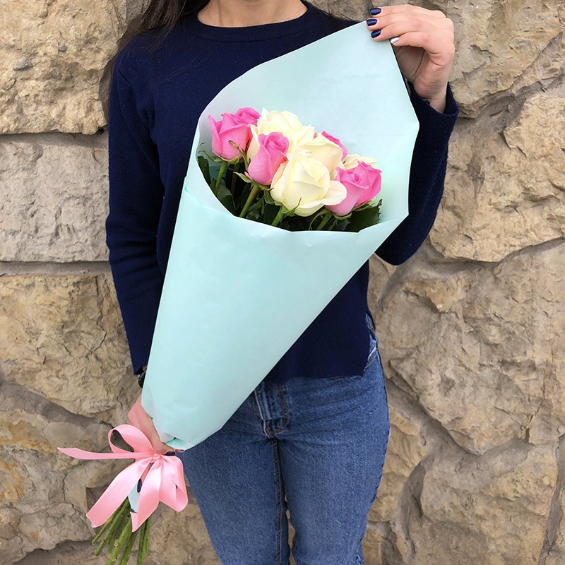 Букет из 11 розовых роз в крафте