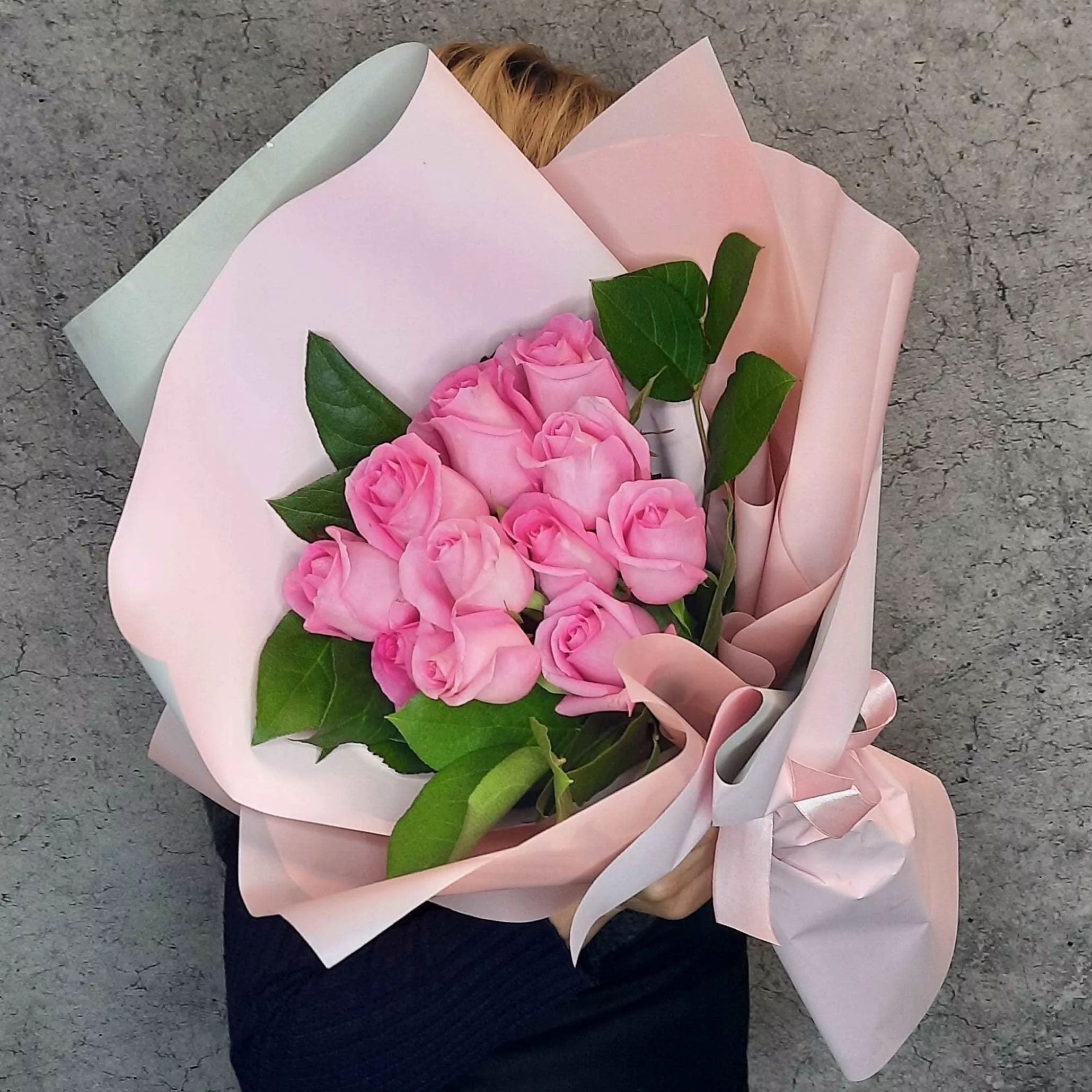 Букет из 11 розовых роз в пленке «Не грусти, улыбнись»