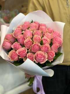 Букет из 51 розовой розы с зеленью в коробке в форме сердца