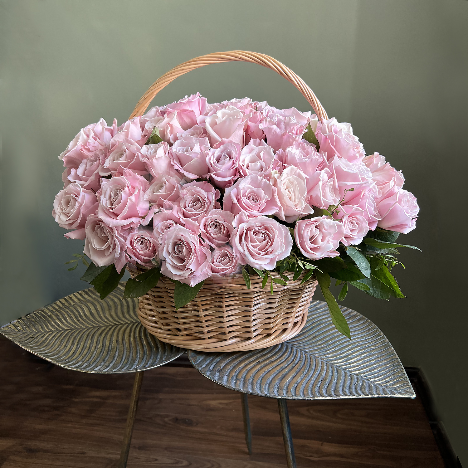 Букет из светло-розовых роз в корзине «Принцесса роз»