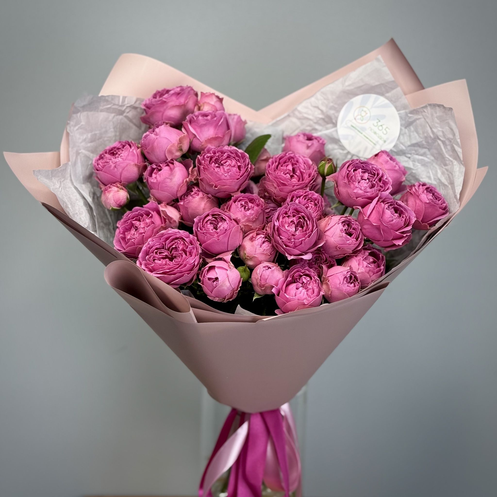 Розовые кустовые пионовидные розы в упаковке, 5 шт